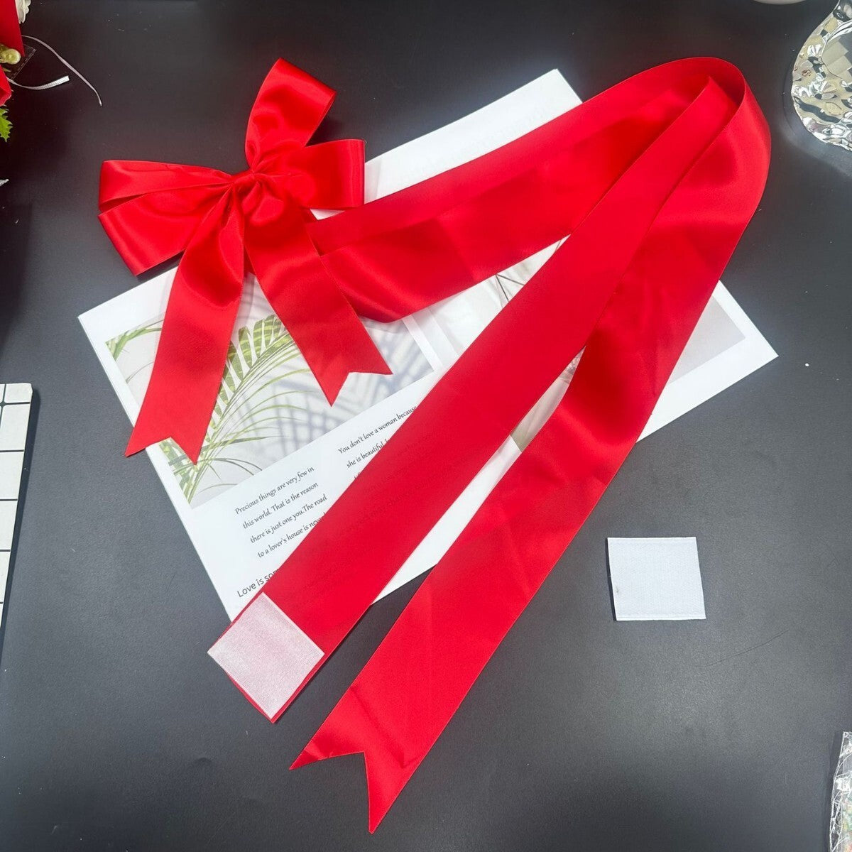 Nœud de porte de Noël HollyRibbon™